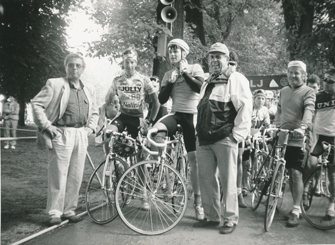 Maraton Franja, leta 1993. Bilo je še v Tacnu. Predsednik organizacijskega odbora Janez Winkler (levo) in tehnični vodja prireditve Zvone Zanoškar (desno, s čepico), z nekdanjima poklicnima kolesarjema Valterjem Bončo in Primožem Čerinom (v sredini). FOTO: Zoran Vogrinčič