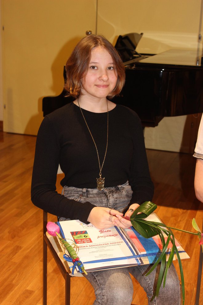 Karioka Magdalena Dziedzic je dobila priznanje in nagrado za pesem Matematika. FOTO: Dejan Petrovič