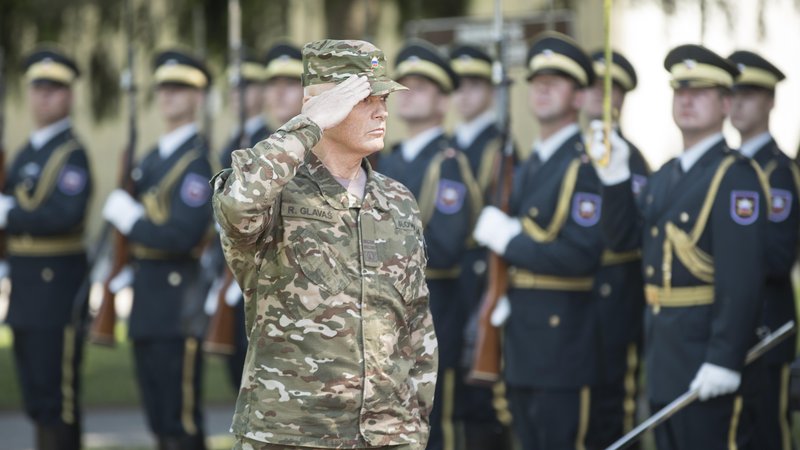 Fotografija: Generalmajor Robert Glavaš, načelnik generalštaba Slovenske vojske, se zaveda, da zgolj z denarjem, ki ga ima zdaj dovolj, ne more odpraviti kadrovske stiske v vojski. FOTO: Jure Eržen/Delo