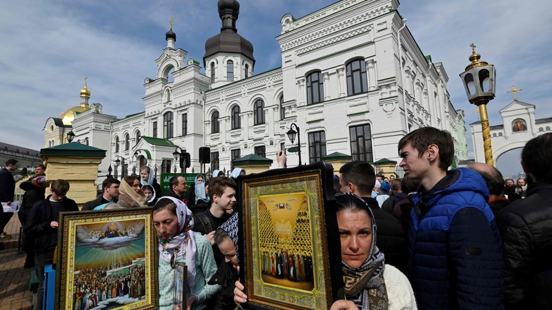 Fotografija: Že nekaj dni se pred kijevskim samostanom Kijevsko-Pečerska lavra zbirajo množice vernikov. FOTO: Sergej Čuzavkov/AFP