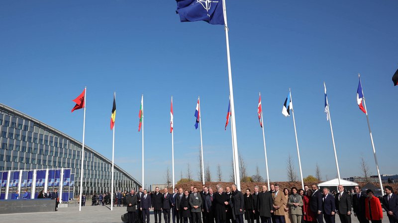 Fotografija: Pred sedežem Nata v Bruslju so včeraj slovesno dvignili zastavo nove članice. FOTO: Reuters