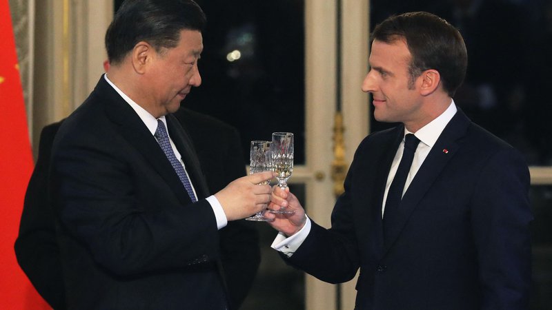 Fotografija: Macron na obisk k Xiju potuje z močno gospodarsko delegacijo z očitnim namenom poglabljanja trgovinskih odnosov. FOTO: Ludovic Marin/AFP