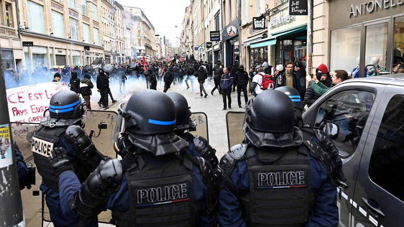 Fotografija: Tudi v Nancyju je francoska policija posredovala proti protestnikom. FOTO: Jean-Christophe Verhaegen/AFP