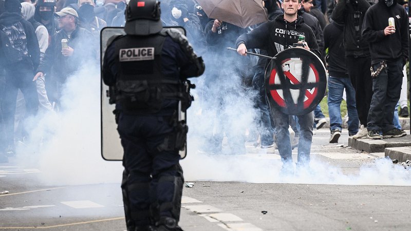 Fotografija: Razmere v Franciji so vse bolj napete. Po eni strani je vedno več sistemske represije, po drugi pa tudi državljanske agresije.

FOTO: AFP