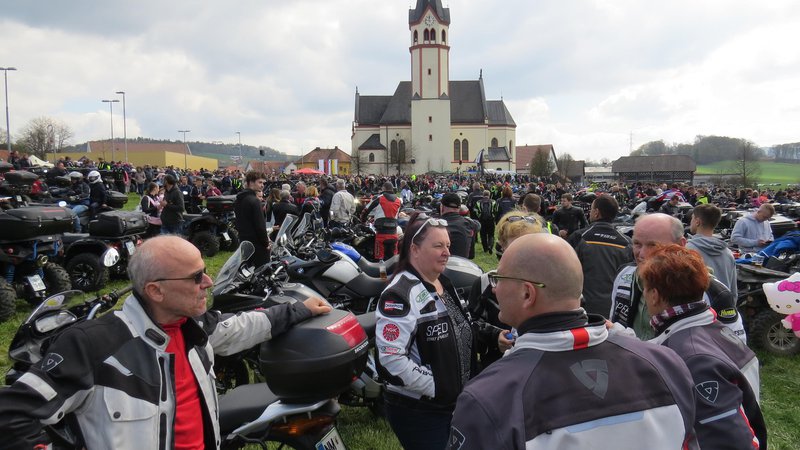 Fotografija: Vera in druženje privabita na srečanje na tisoče ljubiteljev motociklizma. FOTO: Bojan Rajšek/Delo