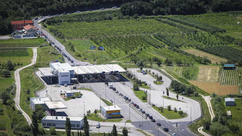 Fotografija: Namesto pred Dragonjo bo letošnje poletje gnečo mogoče pričakovati pred Koprom. FOTO: Jože Suhadolnik/Delo