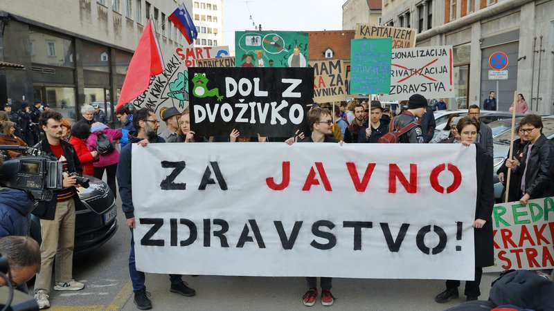 Fotografija: Protestni shod pred ministrstom za zdravje na Štefanovi ulici v središču Ljubljane 7. aprila popoldne. FOTO Jože Suhadolnik/dELO