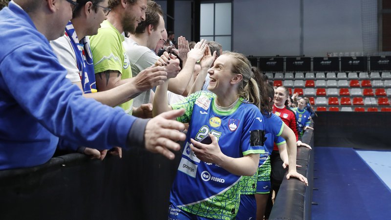 Fotografija: Slovenke so se veselile z navijači. FOTO: Leon Vidic