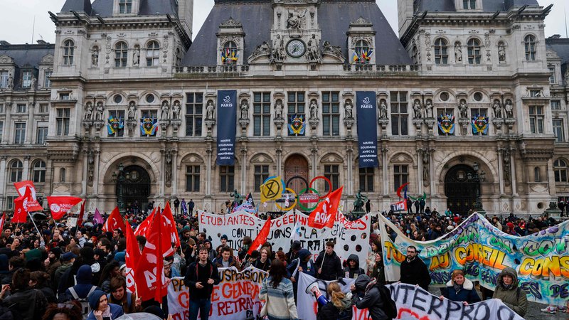 Fotografija: Protestniki so se po odločitvi ustavnega sveta znova zbrali pred pariško mestno hišo. FOTO: Geoffroy Van Der Hasselt/AFP