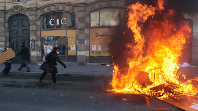 Fotografija: Sobotni izgredi v Rennesu. FOTO: Lou Benoist/AFP