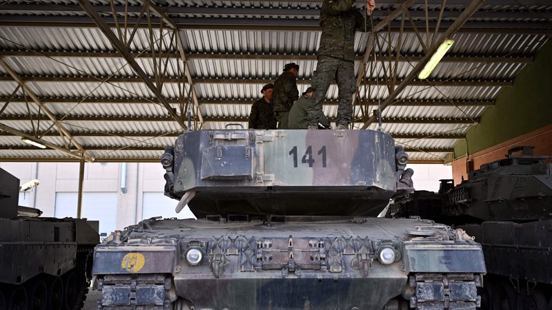 Fotografija: Po večmesečnem oklevanju do oboroževanja Ukrajine se je v začetku leta omehčala tudi Nemčija (na fotografiji tam proizveden tank Leopard 2). FOTO: Oscar Del Pozo/AFP 