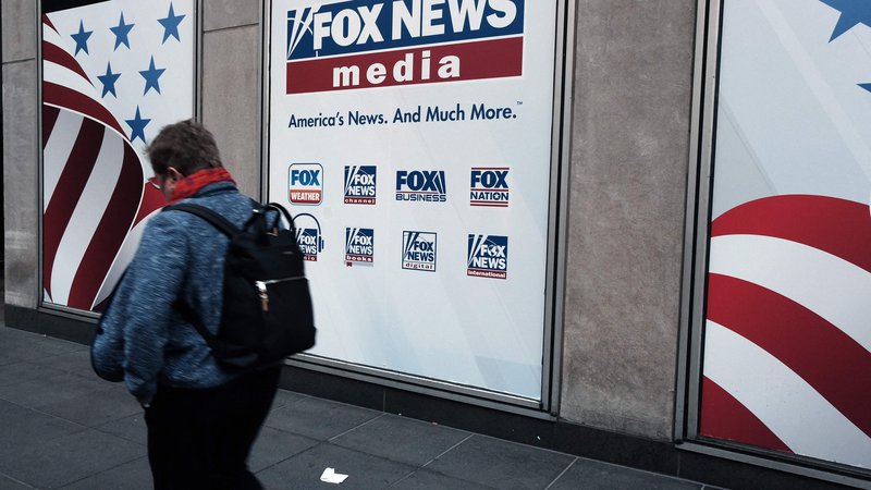 Fotografija: Iz družbe Fox News so sporočili, da priznavajo sodbe sodišča, ki je ugotovilo, da so bile nekatere Foxove trditve o družbi Dominion neresnične, obenem so poudarili, da poravnava »odraža Foxovo zavezanost najvišjim novinarskim standardom«. FOTO: Spencer Platt/Getty Images/AFP