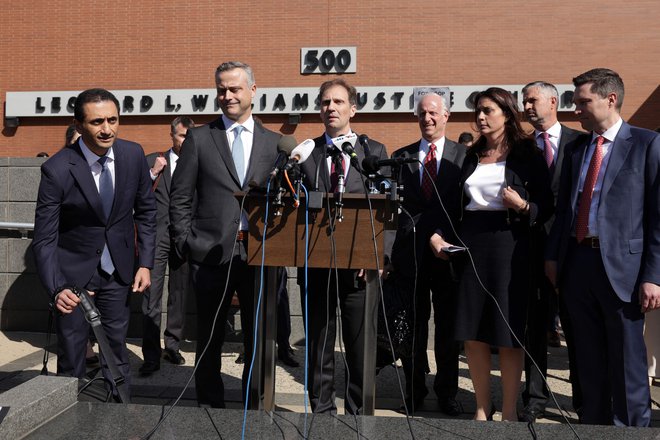 John Poulos (drugi z leve) je dejal, da dogovor vključuje Foxovo priznanje, da je širil laži o družbi Dominion, ki so povzročile ogromno škodo njegovemu podjetju, zaposlenim in strankam. FOTO: Alex Wong/Getty Images, AFP