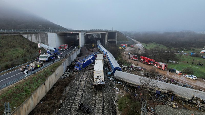 Fotografija: Tragična železniška nesreča, ki je v Grčiji sprožila množične proteste in stavke, se je zgodila malo pred polnočjo 28. februarja na progi med Atenami in Solunom blizu železniške postaje v Larisi. FOTO: Alexandros Avramidis/Reuters