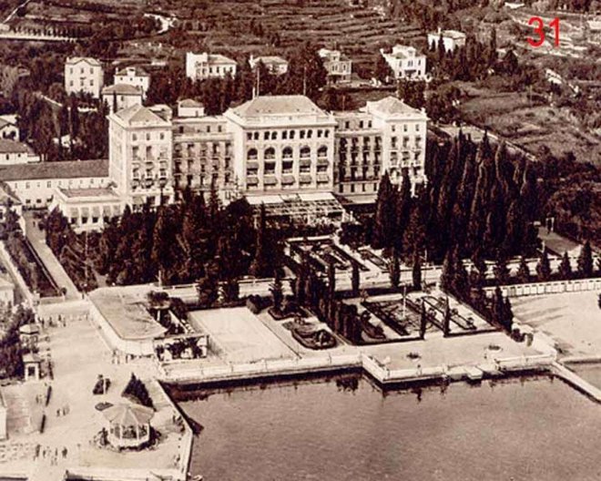 Stari hotel Palace je bil dolgo neposredno povezan z morjem, vmes je bil park,s porehajališča in igrišča. Posnetek je nastal iz hidroplana pred nekaj manj kot 100 leti.