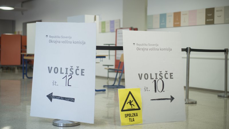 Fotografija: Slovenske politične stranke enostavno ne dopustijo, da bi o izvolitvi posameznih kandidatov odločali volivci. To pravico si neupravičeno lastijo same. FOTO: Jure Eržen