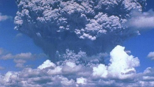 Fotografija: Ko je leta 1991 izbruhnil vulkan Pinatubo, se je v stratosfero sprostilo 15 milijonov ton žveplovega dioksida, ki se je pomešal z vodo in tvoril plast delcev, znanih kot aerosoli. FOTO: Wikipedia