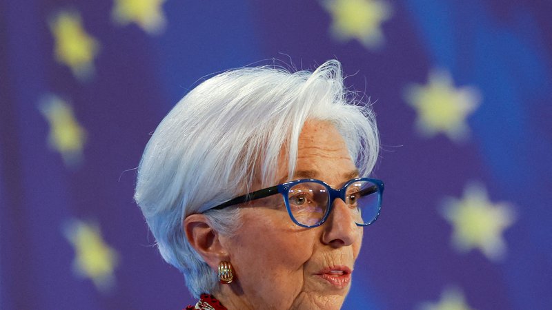 Fotografija: Splošna ocena je, da bo ECB, ki ji predseduje Christine Lagarde, letos verjetno (vsaj) še dvakrat podražila denar in zvišala obresti, preden naj bi jih prihodnje leto začela zniževati. Foto Heiko Becker/Reuters