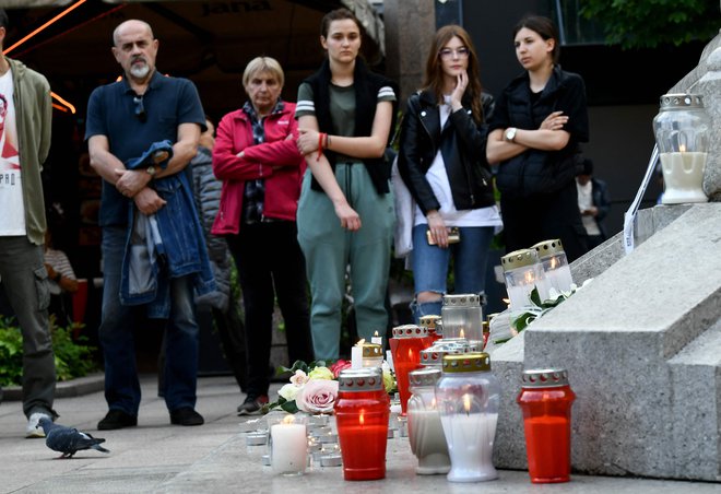Poklon žrtvam v bližini srbske cerkve v Zagrebu. FOTO: Denis Lovrovic/AFP