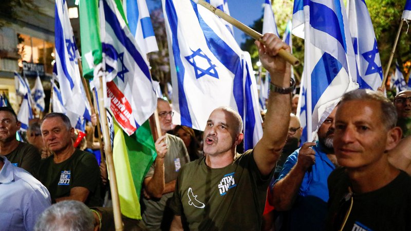 Fotografija: Takoj, ko je januarja Benjamin Netanjahu napovedal reformo pravosodja, je na ulice Tel Aviva – in kasneje tudi drugih izraelskih mest – odšlo več tisoč protestnikov. FOTO: Corinna Kern/Reuters