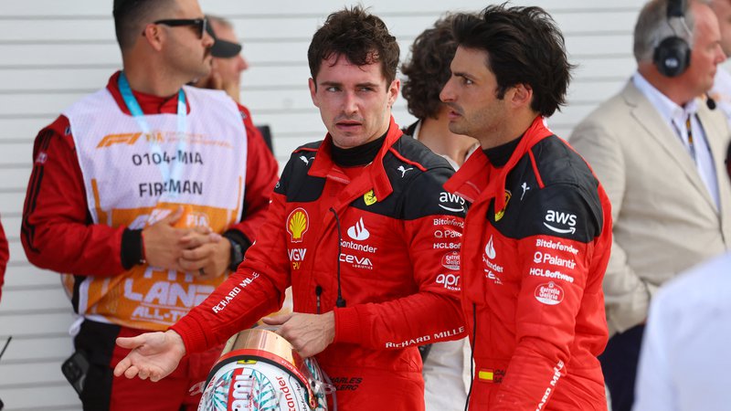 Fotografija: Ferrarijeva dirkača Charles Leclerc in Carlos Sainz mlajši sta imela nov slab konec tedna v formuli 1. FOTO: Mike Segar/Reuters