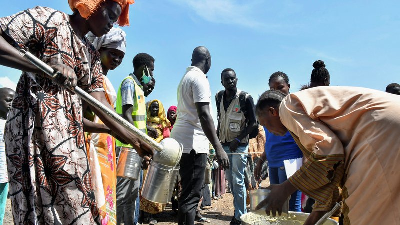 Fotografija: Veliko Sudancev, ki so pobegnili pred spopadi, je odvisnih od humanitarne pomoči. FOTO: Jok Solomun/Reuters