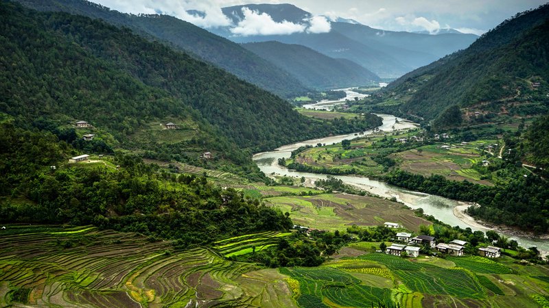 Fotografija: Butan je stisnjen med Indijo in Kitajsko. Na jugu so subtropske ravnine, na severu himalajsko pogorje. FOTO: Shutterstock

 