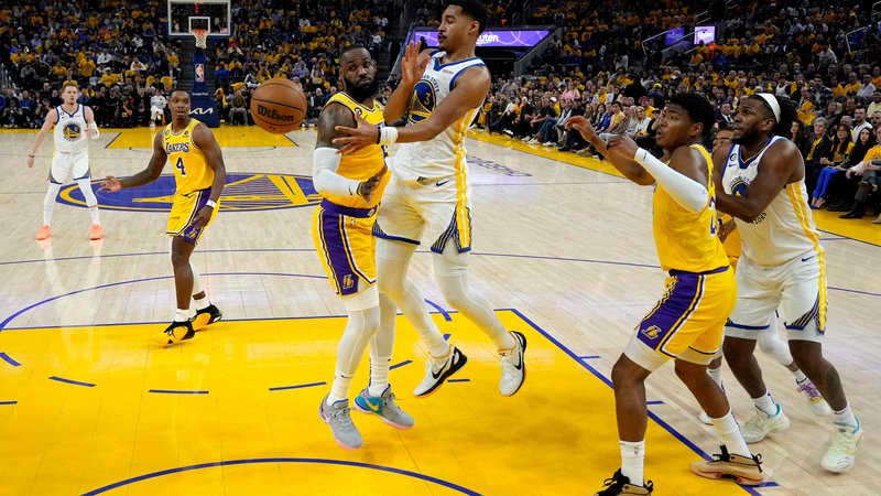 Fotografija: Branilec naslova Golden State je znižal zaostanek v dvoobju z Los Angeles Lakers. Šesta tekma bo v Los Angelesu, gostitelji bodo imeli drugo zaključno žogo za napredovanje v kionferenčni finale. FOTO: Thearon W. Henderson/AFP
