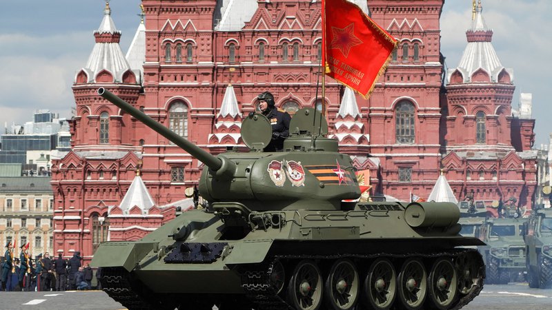 Fotografija: Mimo slavnostne tribune je odgrmel le stari T-34, ki pomalem že spominja na muzejski eksponat. FOTO: Pelagija Tihonova/AFP