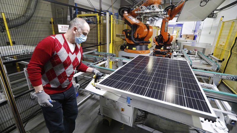 Fotografija: Tudi na področju fotovoltaike se evropski kupci čedalje bolj obračajo k evropskim proizvajalcem. FOTO: Leon Vidic/Delo
