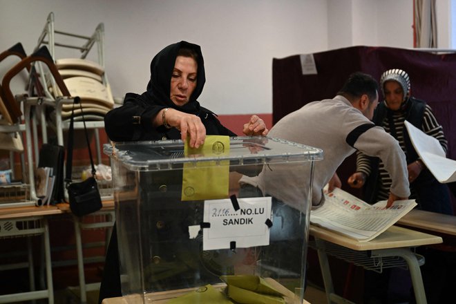 Turkinja oddaja svoj glas na volitvah. FOTO: Ozan Kose/Afp