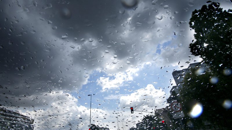 Fotografija: Po napovedih meteorologov bo danes oblačno in deževno vreme. FOTO: Roman Šipić/Delo