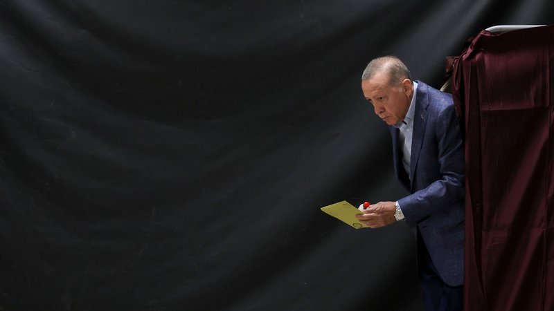 Fotografija: Turški predsednik ob oddaji glasu na volitvah. FOTO: Umit Bektas/Afp