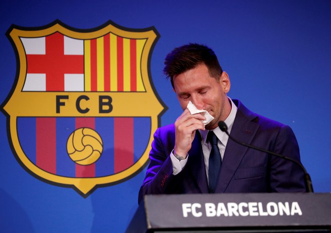Lionel Messi je pred dvema letoma objokan zapustil Barcelono. FOTO: Albert Gea/Reuters