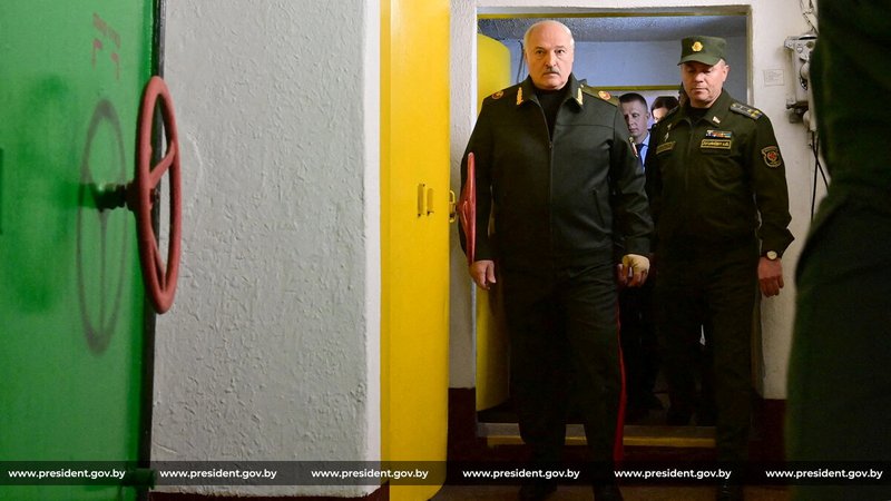 Fotografija: Beloruski predsednik v stanju povišane pripravljenosti znova v javnosti. FOTO: Reuters