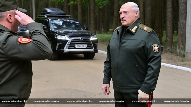 Lukašenko je po poročanju beloruske nacionalne televizije pojasnil, da so bila razstreljena štiri ruska letala. »Na to smo morali odgovoriti,« je dejal. FOTO: Reuters