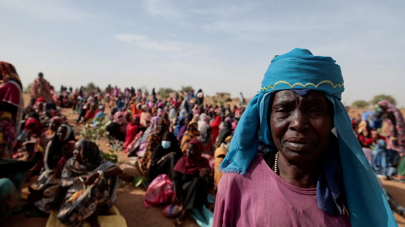 Fotografija: V sosednji Čad je kljub uradno zaprti in skoraj 1400 kilometrov dolgi meji zbežalo najmanj 60.000 ljudi. FOTO: Zohra Bensemra/Reuters