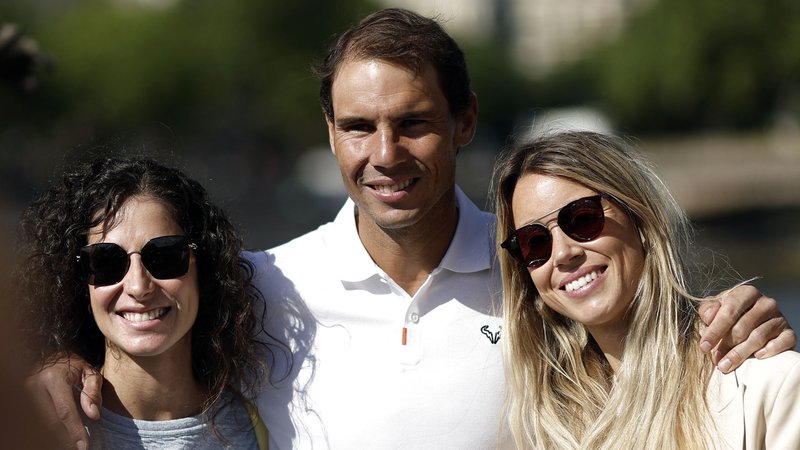 Fotografija: Rafael Nadal s soprogo Mario Francisco (levo) in sestro Meribel. FOTO: Benoit Tessier/Reuters