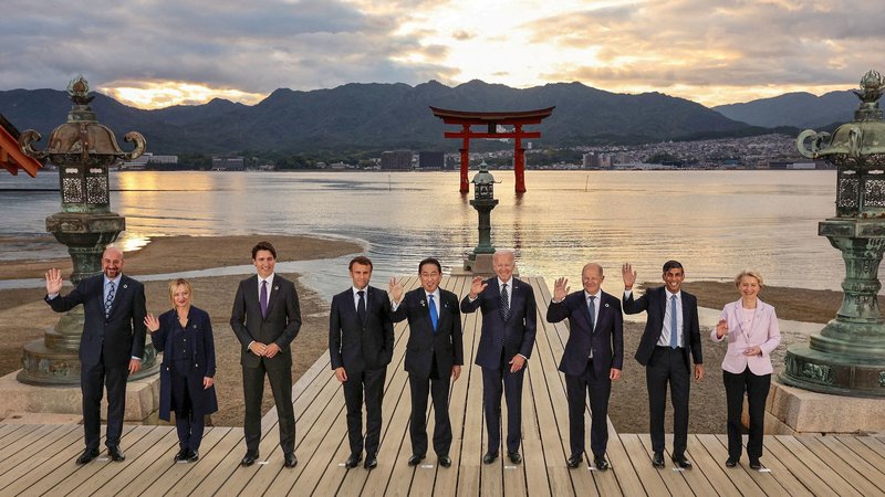 Fotografija: Hirošima ta teden gosti vrhunsko srečanje skupine G7, katere članice so: država, ki je bila prva žrtev jedrskega bombnega napada in je letos predsedujoča članica skupine, država, ki je prva odvrgla jedrski bombi na dve mesti, dve državi, ki sta bili v tej vojni fašistični, in tri države, ki so se bojevale proti fašizmu in nacizmu. FOTO: Kyodo via Reuters