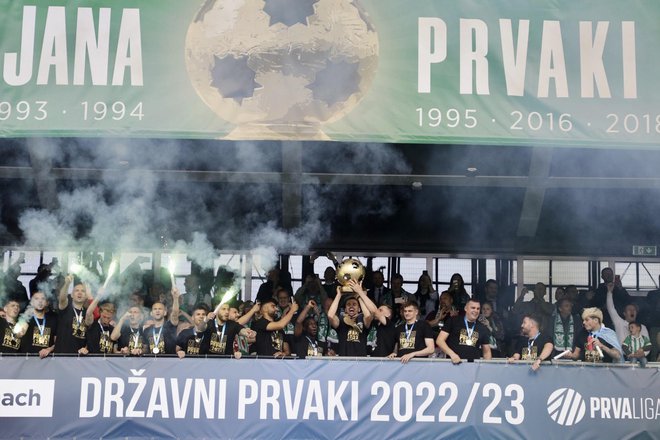 Ljubljanski nogometaši so se takole veselili pokala, ki jim ga je izročil predsednik NZS Radenko Mijatović. FOTO: Voranc Vogel