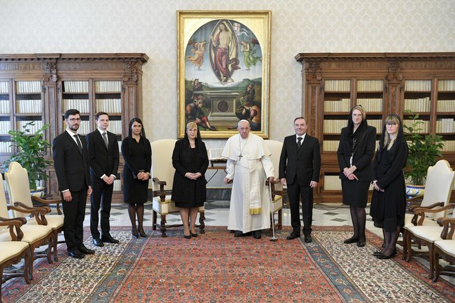 Srečanje slovenske delegacije s papežem Frančiškom. FOTO: Vatican media
