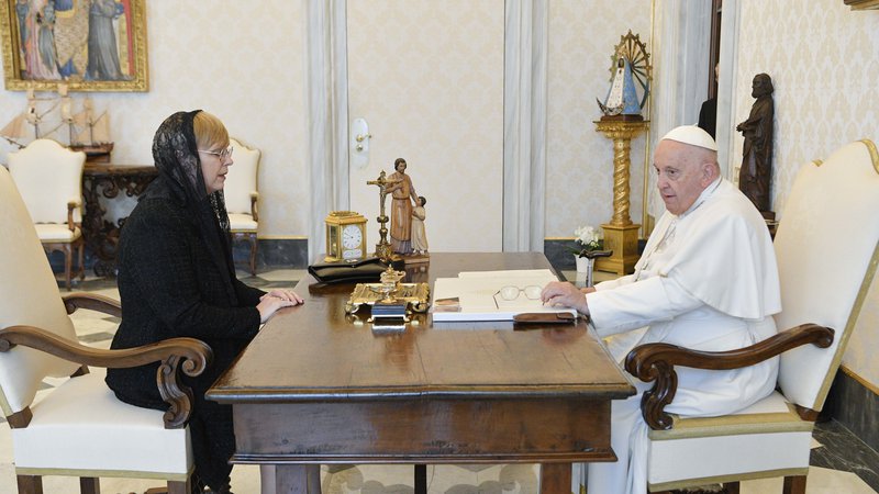Fotografija: Z avdienco pri papežu se zaključuje uradni obisk v Italiji, s tem pa tudi predstavitveni obiski predsednice republike v sosednjih državah. FOTO: Vatican media