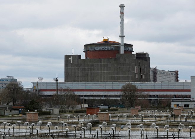 Poleg izpadov elektrike strah pred jedrsko nesrečo vzbuja tudi občasno obstreljevanje v okolici objekta. FOTO: Alexander Ermochenko/Reuters