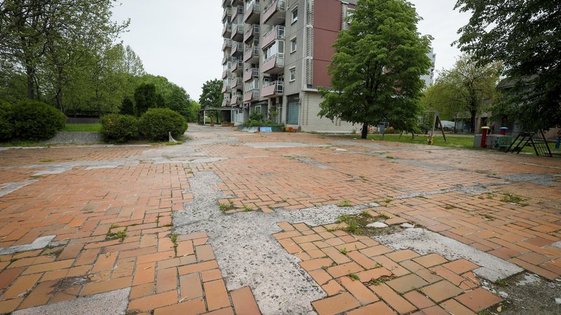 Fotografija: Zaradi nerešenih vprašanj glede pripadajočih zemljišč v nekaterih stanovanjskih soseskah so ploščadi zanemarjene. FOTO: Jože Suhadolnik/Delo