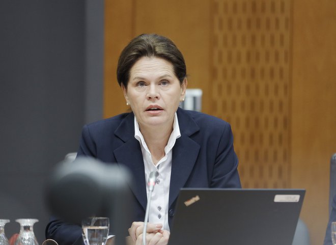 Alenka Bratušek, ministrica za infrastrukturo. FOTO: Jože Suhadolnik/Delo
