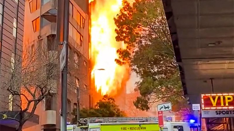 Fotografija: Na družbenih omrežjih so zaokrožili posnetki plamenov, ki so se valili iz oken večnadstropne stavbe. FOTO: Grant Ozolins/Twitter/AFP