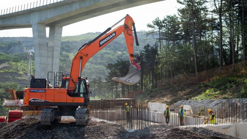 Fotografija: Tako gradijo viadukt Gabrovica. Izvajalci zagotavljajo dokončanje viaduktov do konca leta. FOTO: 2TDK