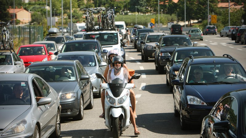 Fotografija: Prek vikenda in v ponedeljek je pričakovan povečana prometna gneča. FOTO: Jure Eržen/Delo