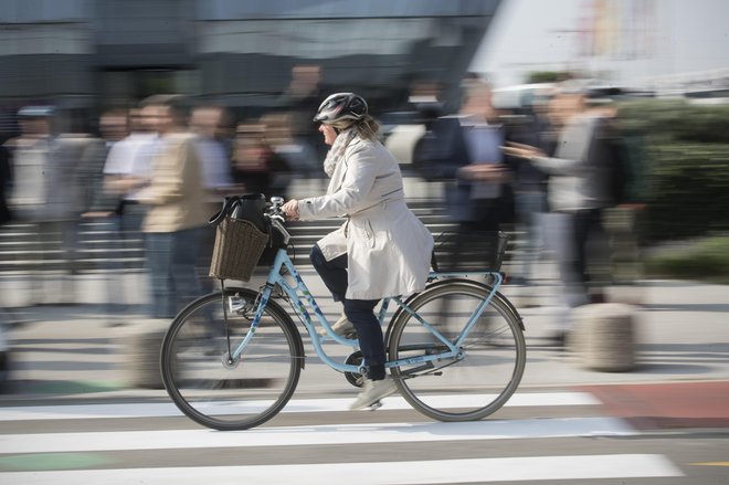 Več bo na cestah tudi kolesarjev, pešcev in voznikov e-skirojev, zato je priporočena previdnost. FOTO: Jure Eržen/Delo