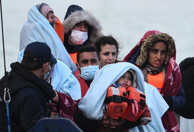 Lani je čez Rokavski preliv v Združeno kraljestvo prispelo tudi rekordnih 45.000 nezakonitih migrantov. FOTO: Daniel Leal/Afp
